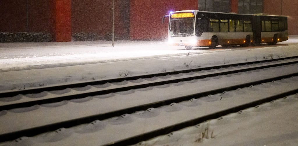 Trotz möglicher Busausfälle sollen die Schüler im Kreis Hameln-Pyrmont wieder in die Schule. (Symbolbild)