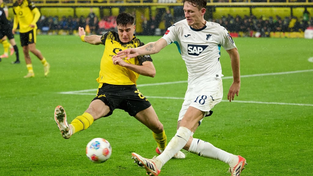 Aaron Anselmino (l) überzeugte bei seinen Auftritten im BVB-Trikot. (Archivbild)