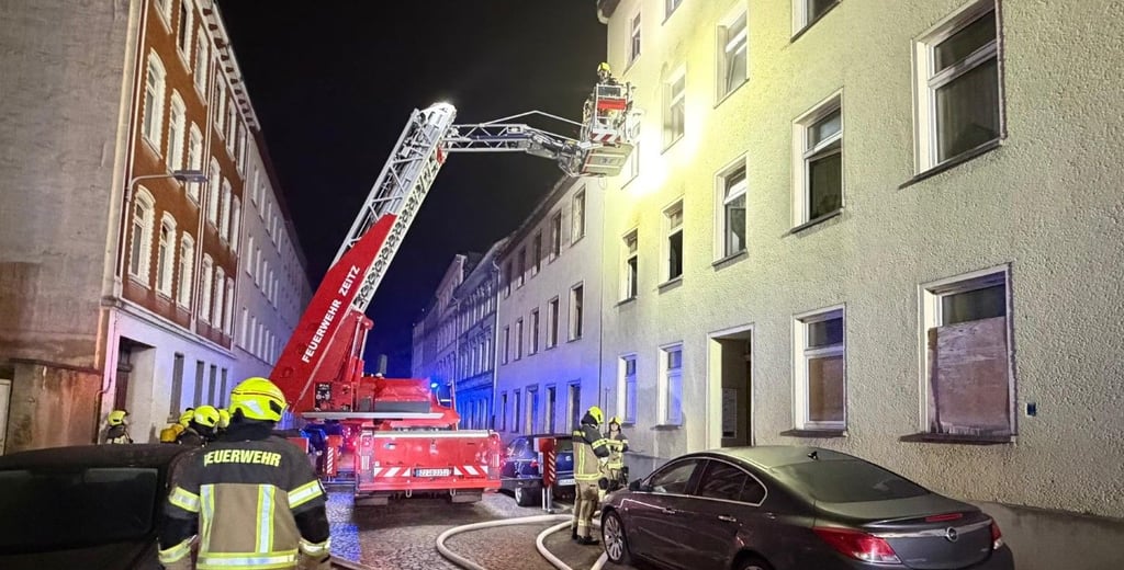 Ein Wohnungsbrand in der Zeitzer Mittelstraße wurde am Sonntagabend zum Großeinsatz. 