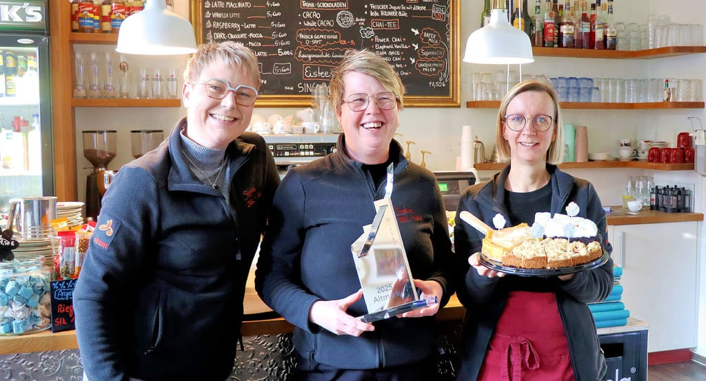 Freuen sich wie Bolle über den Wirtschaftspreis Altmark: Bilderbuch-Café-Chefin Kerstin Maslow (mit Preis) mit ihren Mitarbeiterinnen Johanna Billhardt (links) und Nadine Kanzler. Mit einem Späti und einer Pension bieten sie ein breites Angebot für ihre Kunden.