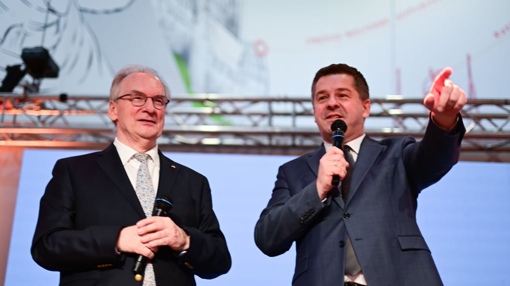 Machtwechsel in Sachsen-Anhalt: Ministerpräsident Reiner Haseloff will am Dienstagabend zurücktreten. Am Mittwochvormittag soll der Landtag Sven Schulze zu seinem Nachfolger wählen. Doch klappt die Wahl?