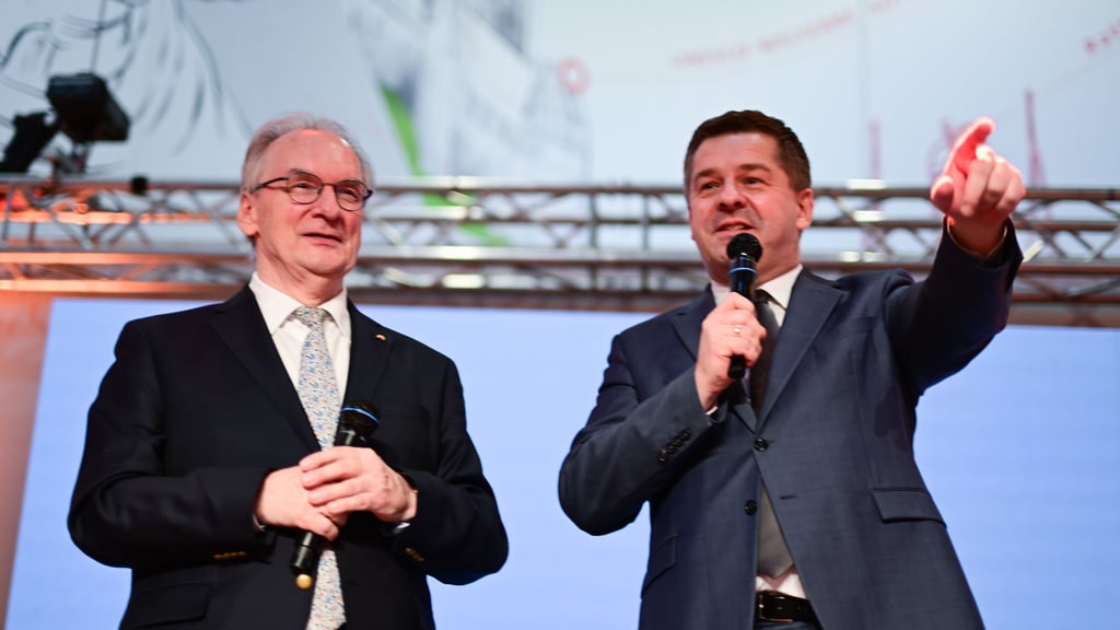 Machtwechsel in Sachsen-Anhalt: Ministerpräsident Reiner Haseloff will am Dienstagabend zurücktreten. Am Mittwochvormittag soll der Landtag Sven Schulze zu seinem Nachfolger wählen. Doch klappt die Wahl?