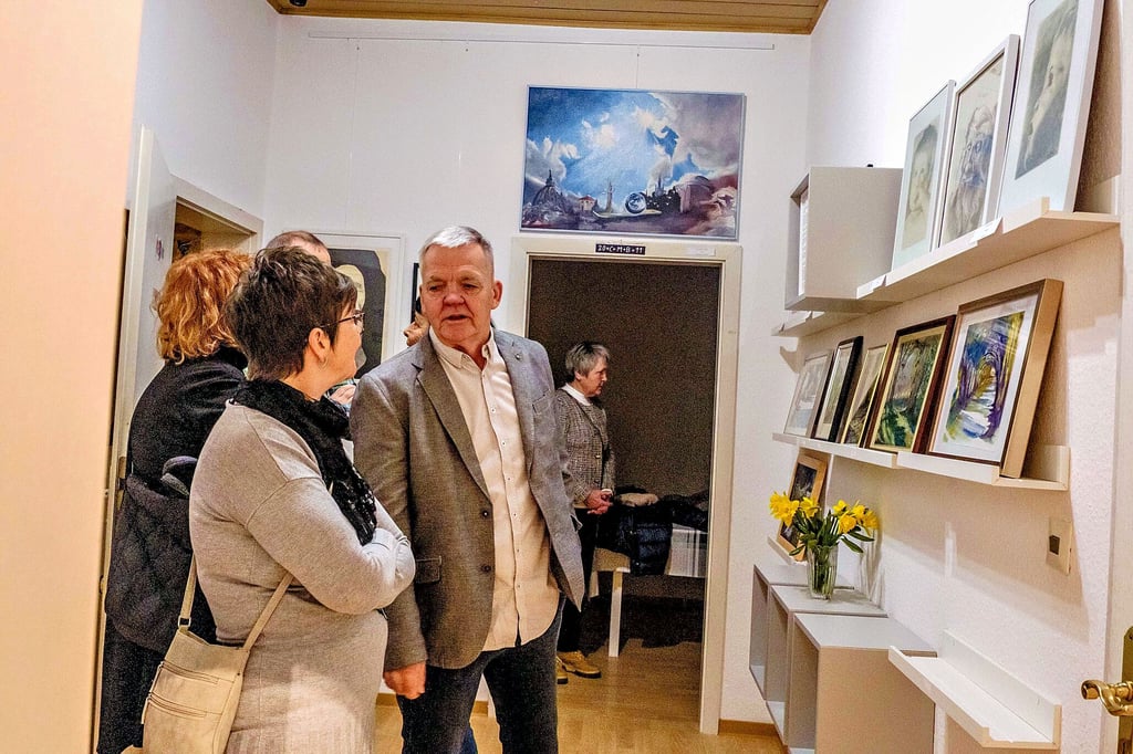 Jörg Hundt im Gespräch mit Heike Ludwig. Viele Gäste, vor allem Malinteressierte, waren zu Gast.