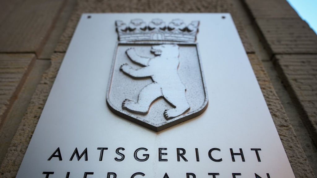 Das Schild am Eingang zum Gerichtsgebäude mit Sitz von dem Amtsgericht Tiergarten