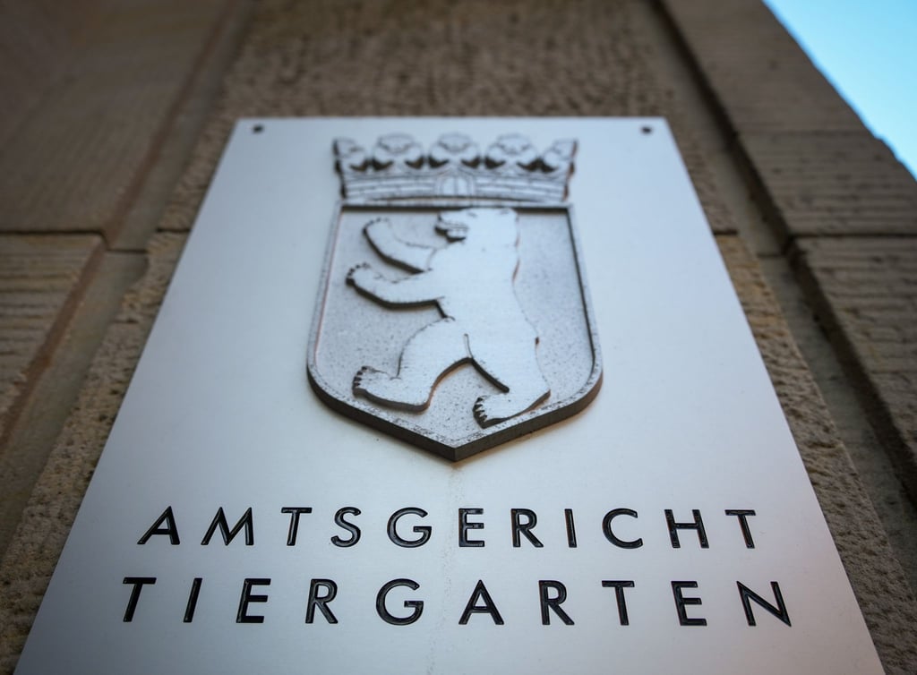 Das Schild am Eingang zum Gerichtsgebäude mit Sitz von dem Amtsgericht Tiergarten