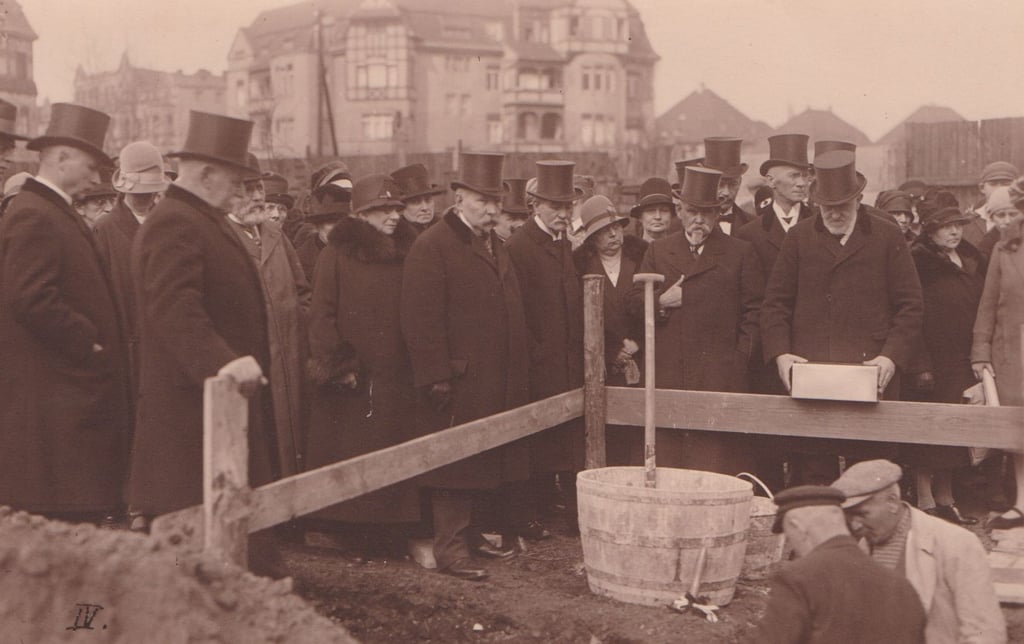 Foto 2: Wer kann etwas über Ort, Anlass und Entstehungszeit dieser Aufnahme sagen?