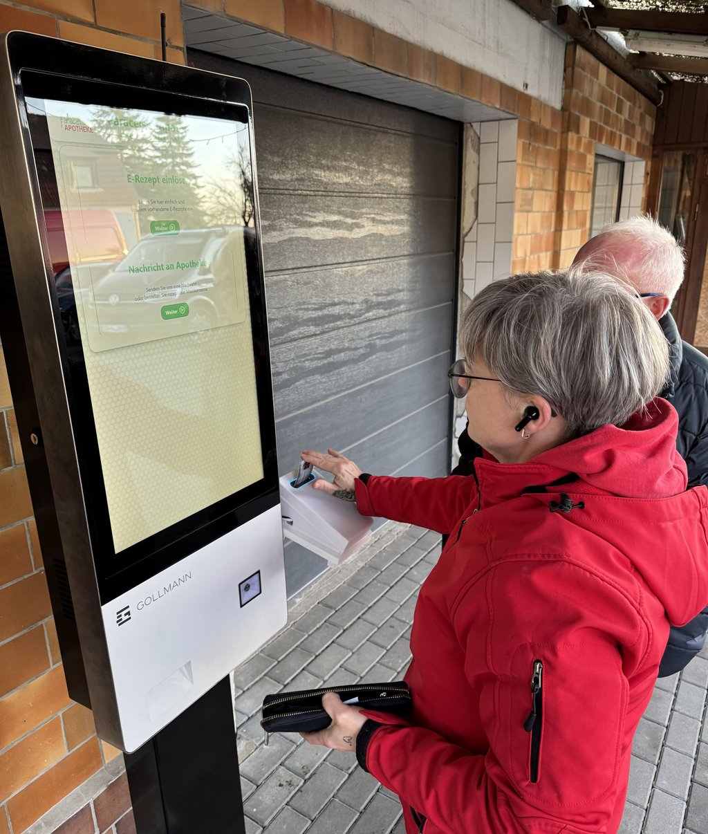 Schon gleich nach dem Aufstellen in Jeber-Bergfrieden hat eine Dame  das Terminal gestestet und fand die Bedienung leicht.