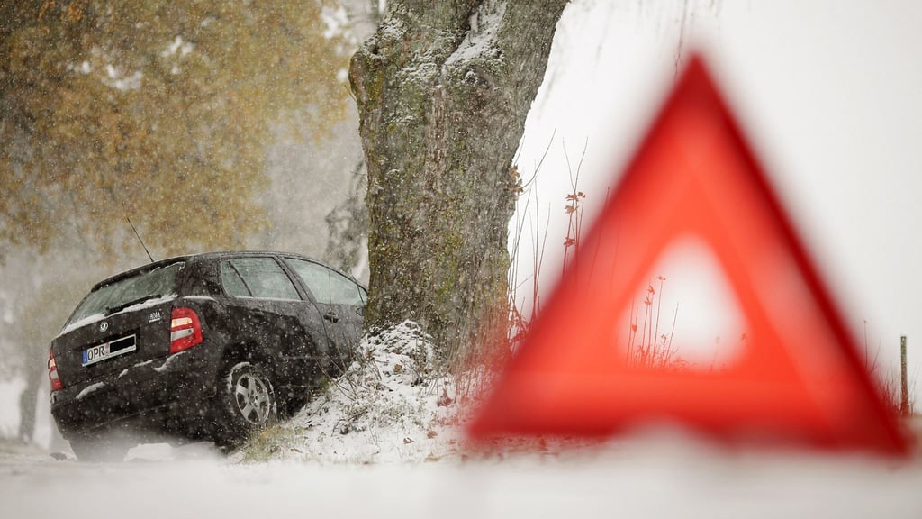 Wenn es kracht, gilt zuerst: Warnblinker einschalten, Warnweste anlegen und das Warndreieck aufstellen.