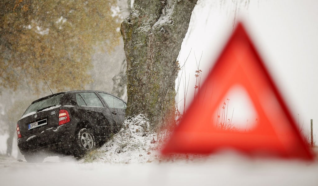 Wenn es kracht, gilt zuerst: Warnblinker einschalten, Warnweste anlegen und das Warndreieck aufstellen.