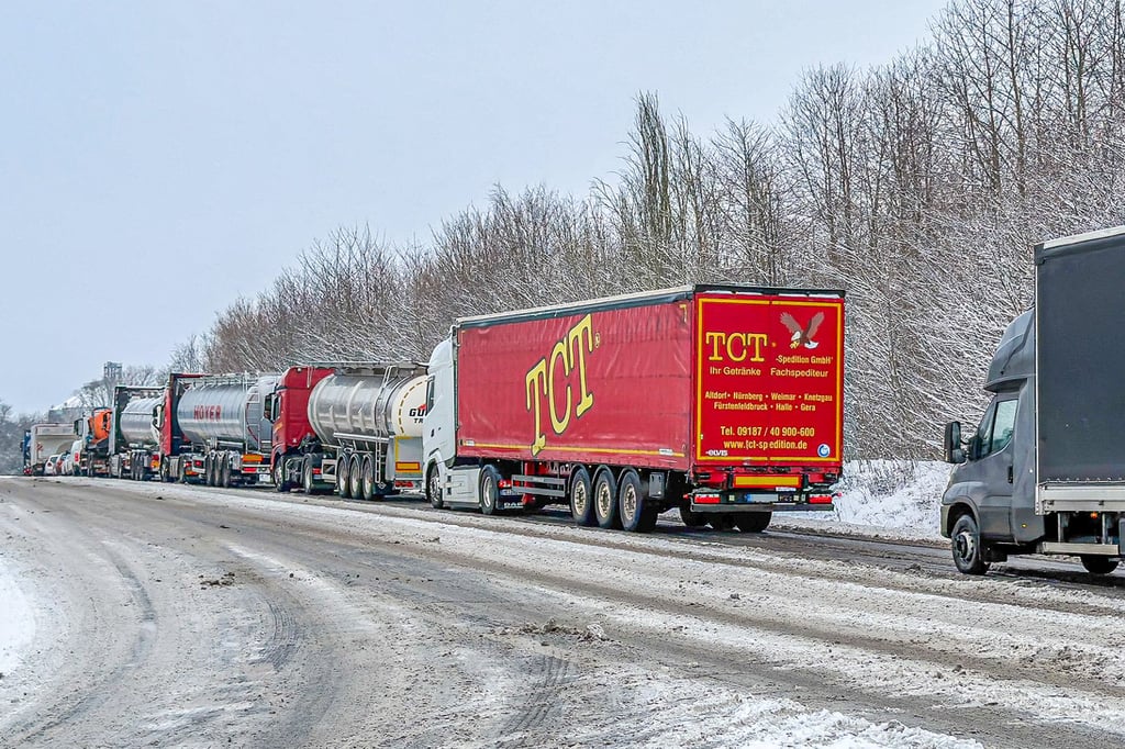 Der Döschwitzer Berg auf der B180 war am Montag aufgrund des Schnees nicht passierbar. Vor allem der Lkw Verkehr staute sich durch Kretzschau hindurch bis zur Ampelkreuzung bei Grana und darüber hinaus.