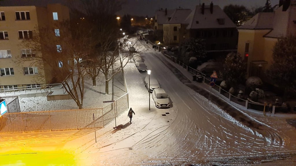Wieder weiß: Der Schnee der Nacht ist am Morgen in Halle noch gut zu sehen.