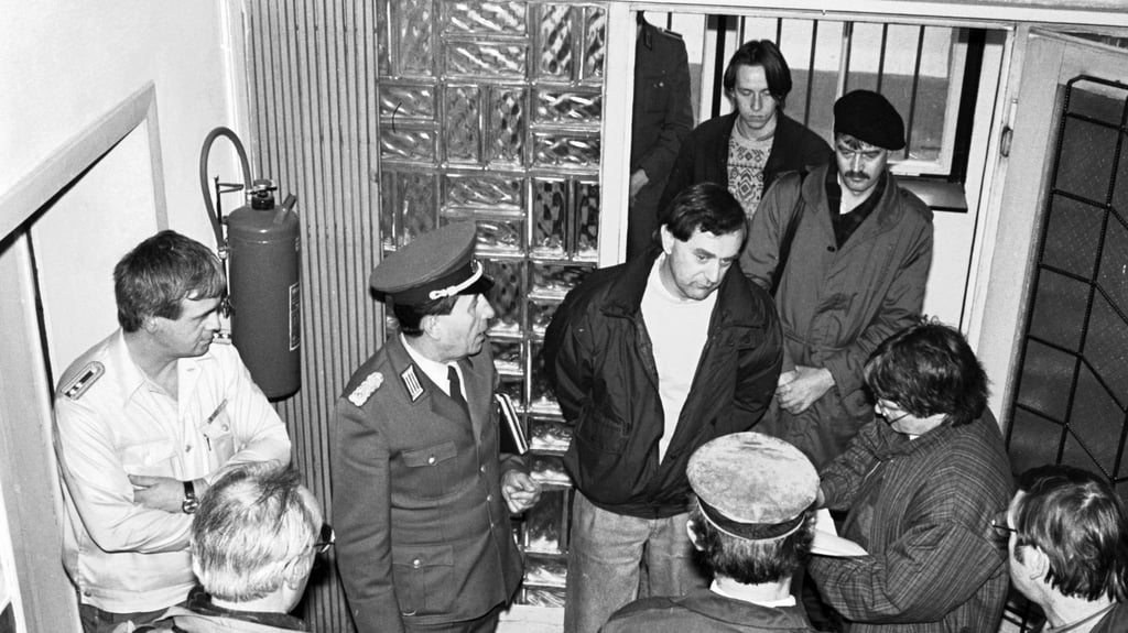 Mitglieder des Bürgerkomitees Magdeburg betreten 1989 erstmals das ehemalige Stasi-Gefängnis am Moritzplatz.
