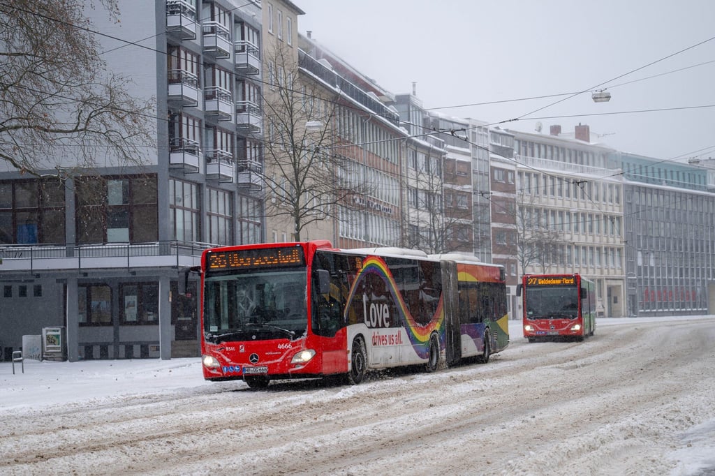 Fahrgäste müssen sich wegen des Winterwetters auf Verspätungen einstellen. (Archivbild)