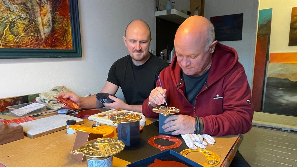 Sie legen letzte Hand an das neue Stadtbad-Souvenir: Esmero-Chef Alexander Schieberle (l.) und Grafiker und Künstler Frank Weiß beim Vergolden eines der Exemplare.