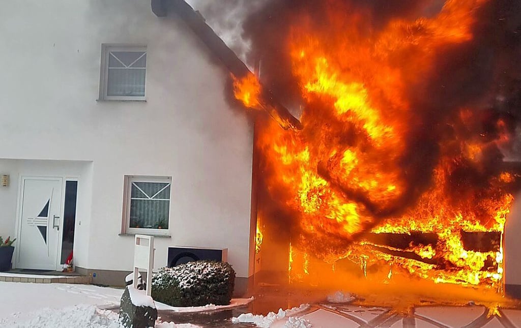 Eine Feuerhölle: Im Dessauer Stadtteil Ziebigk ist am Montag eine Garage ausgebrannt.