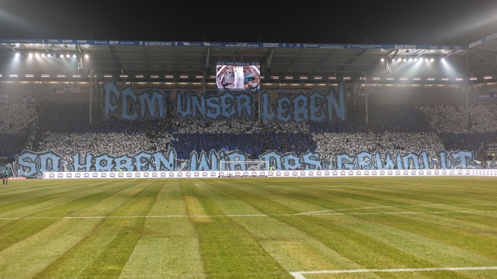 Bei dem Fußballspiel zwischen dem 1. FC Magdeburg und Dynamo Dresden wurden 64 Polizisten verletzt.