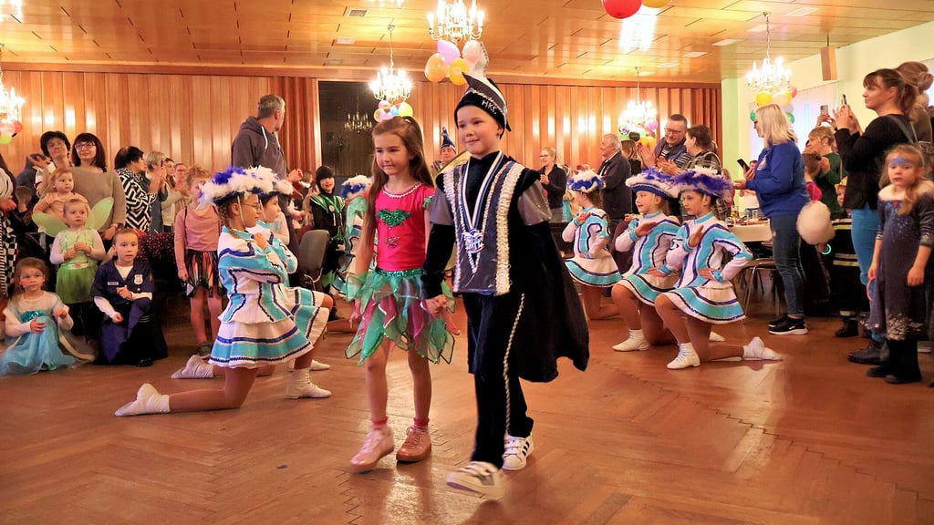 Der Kinderfasching des HKC beginnt. Das Kinderprinzenpaar, Charlotte I. und Louis I., werden empfangen.