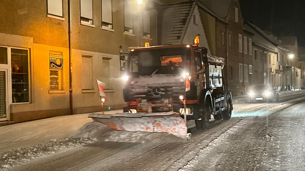 Wintereinbruch in Dessau: Der Räumdienst ist unterwegs.
