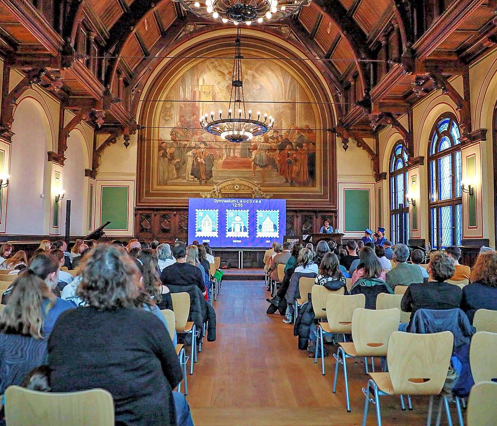 Wittenberg, Melanchthon Gymnasium, Blick in die Aula, in der Schülerinnen und Schüler, Lehrkräfte und Gäste dem Programm aufmerksam folgen und die feierliche Atmosphäre genießen.