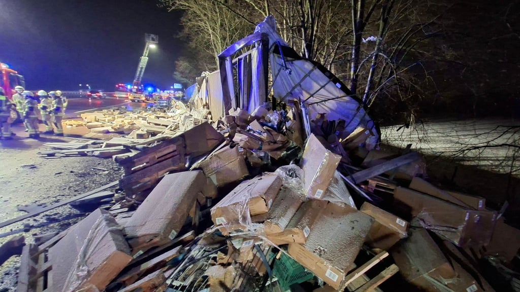 Ein Lkw ist auf der Autobahn 1 zwischen der Anschlussstelle Brinkum und dem Dreieck Stuhr gegen die Lärmschutzwand geprallt.