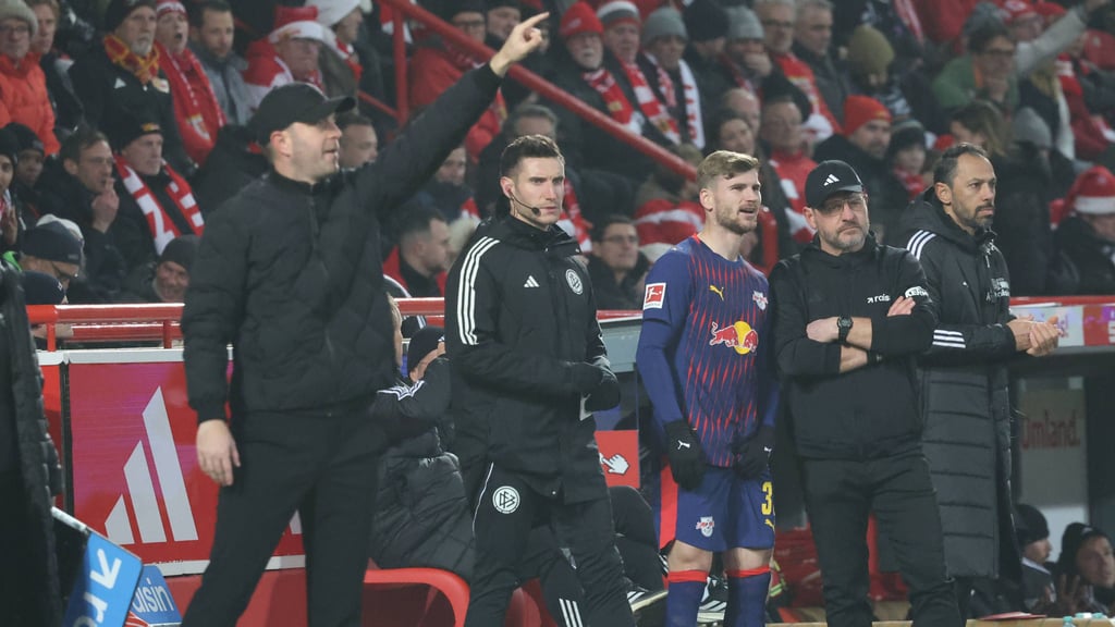 Wem steht Timo Werner näher? Seinem Trainer Ole Werner (v.) oder Union-Coach Steffen Baumgart (daneben)