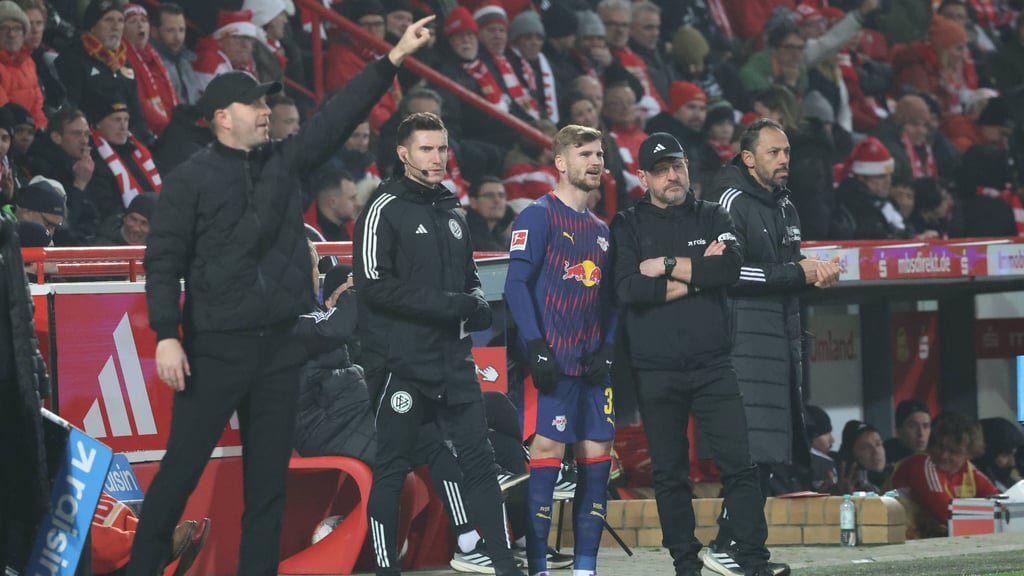 Wem steht Timo Werner näher? Seinem Trainer Ole Werner (v.) oder Union-Coach Steffen Baumgart (daneben)