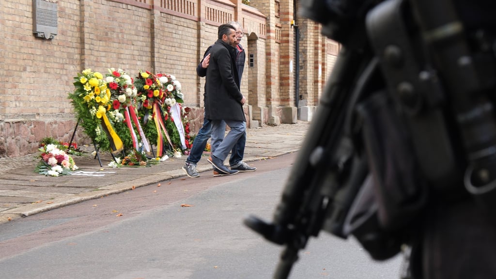 Blumen und Polizei-Bewachung an der Synagoge in Halle nach dem Anschlag 2019. Antisemitismus ist in Sachsen-Anhalt allgegenwärtig.