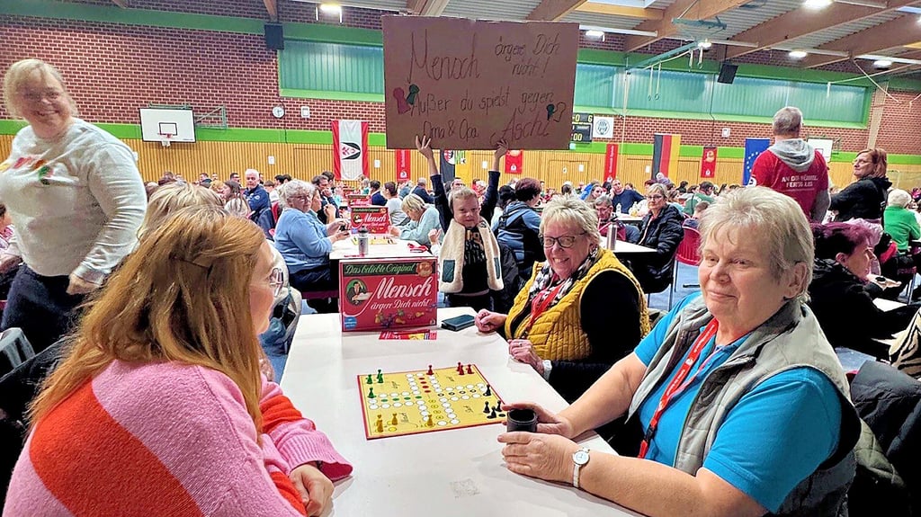 Verstärkung am Tisch 5: Christine Aschenbach (2. v. r.) wird von Enkelsohn Frederick und von Tochter Anja (l.) in der Vorrunde unterstützt.  