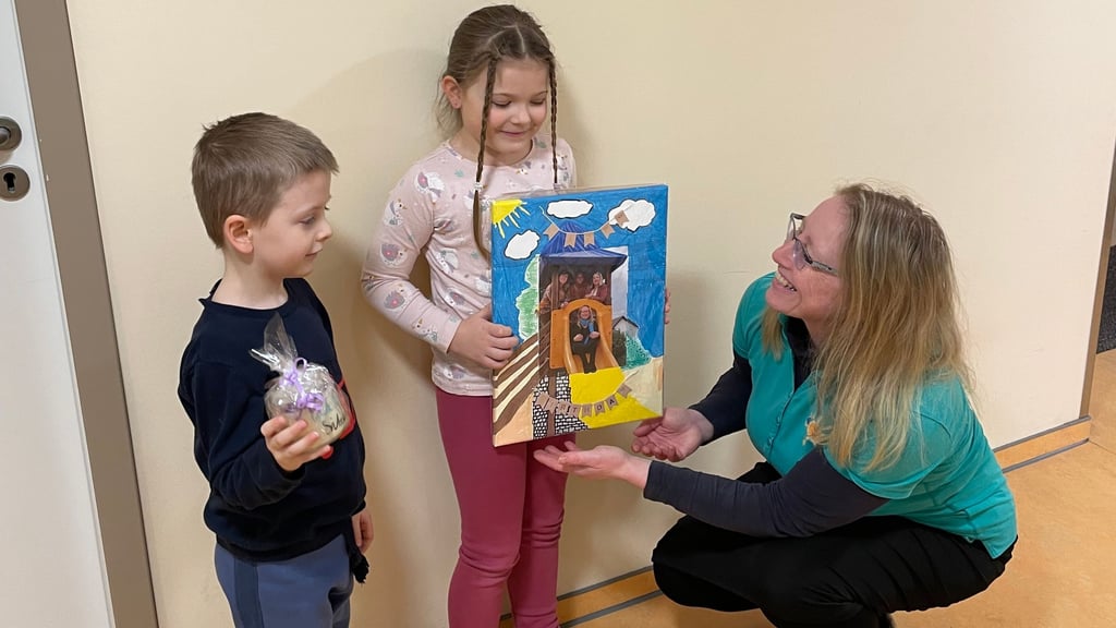 Kerstin Seeger vom Förderverein der Kita in Hohendodeleben nimmt die Geschenke der Kinder entgegen.