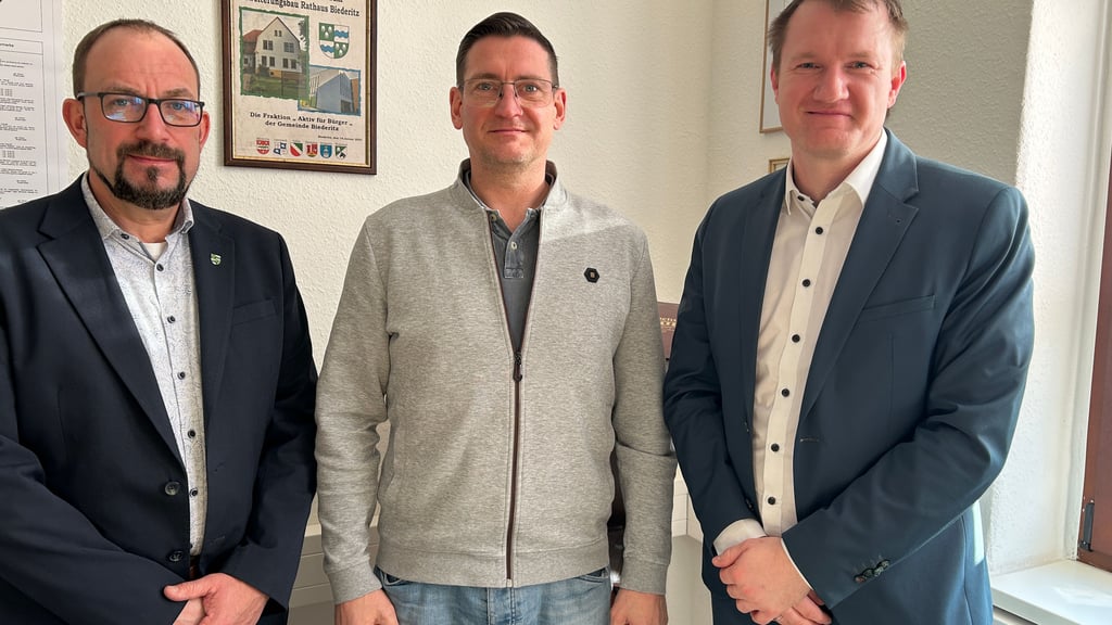 Gemeindebürgermeister Kay Gericke, Vorstandsvorsitzender Michael Thielicke und Carsten Birkholz von der Avacon AG bei der Spendenübergabe