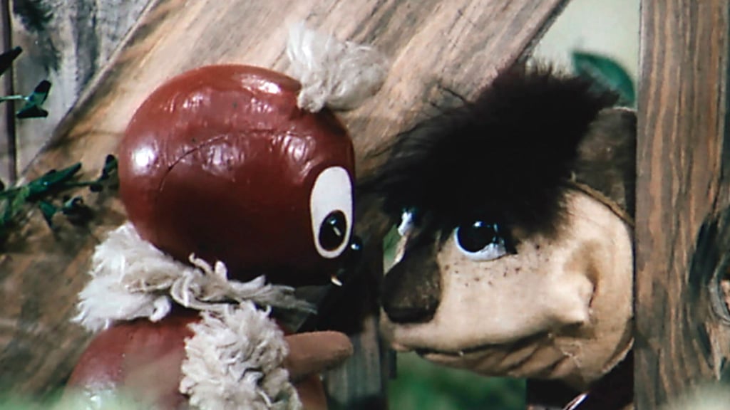 Pittiplatsch (links) und Moppi lernen sich kennen. Die Szene zeigt den Beginn ihrer Freundschaft im DDR-Kinderfernsehen.