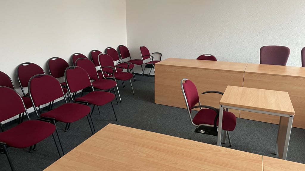 Saal 2, Amtsgericht Zerbst: Die Anklage - zweifache Körperverletzung.