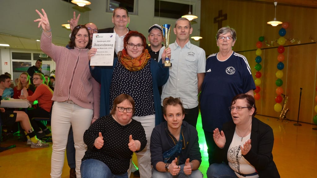 Das Team Calvörde/Etingen steht bei der Sportgala der Stiftung Neinstedt im Mittelpunkt. Zum Team zählen Claudia Stertz (stehend; v. l.), Heiko Löwe, Susann Schlüter und Sebastian Haack sowie Diana Kleeßen (vorn; v.l.), Florian Wagner und Silke Teichmann. Ronny Rösler (hinten; 2.v.l.), pädagogisch-diakonischer Vorstand der Stiftung, Manuel Grünig (hinten Mitte), Vertreter des Werkstattrats, und Eva Tiedtke, Vereinsvorsitzende des SV Germania Neinstedt (stehend; r.), feiern die Leistungen ihres Teams.
