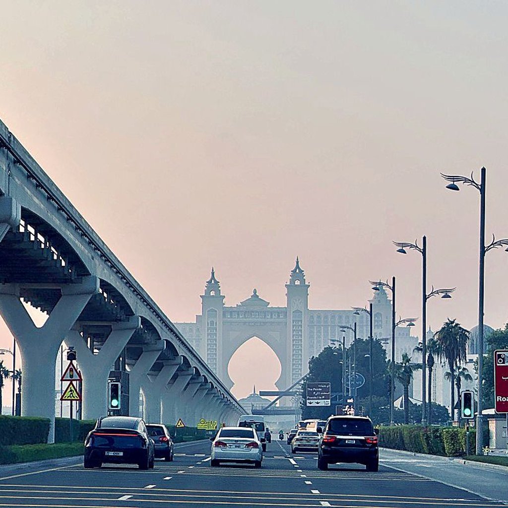 Als wäre es dem Meer gerade entstiegen: Das Atlantis Hotel taucht am Ende der Palm Jumeirah auf. 