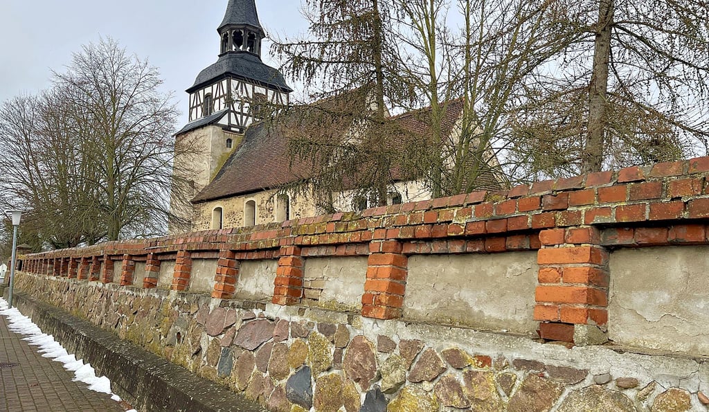 Uchtdorf: Die bereits seit Jahren bröckelnde Mauer an der Kirche soll umfassend saniert werden.