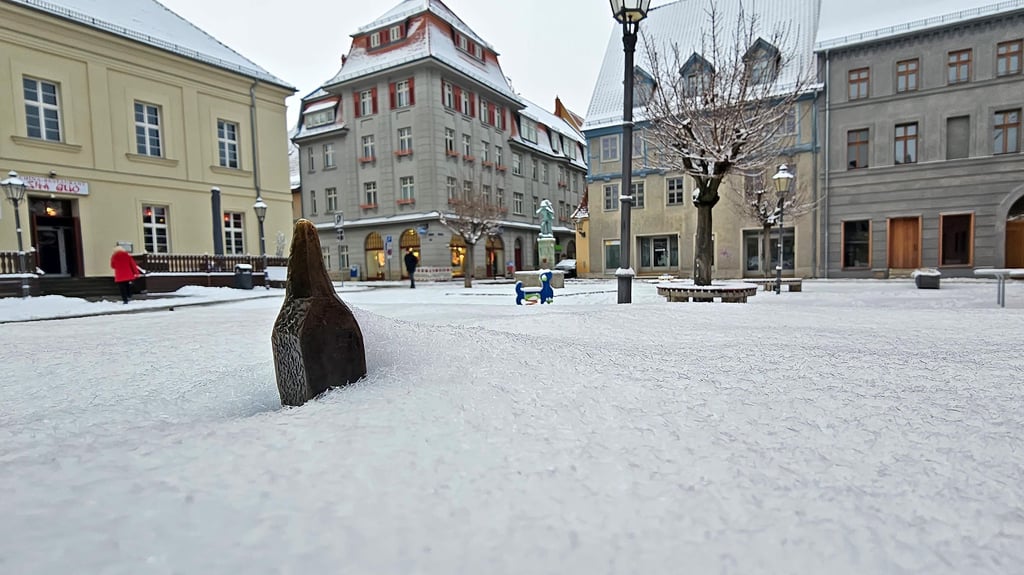 Aschersleben ist im Schnee versunken – zumindest das Modell der Innenstadt auf dem Holzmarkt. Nur die Stephanikirche ragt noch tapfer aus der weißen Pracht.