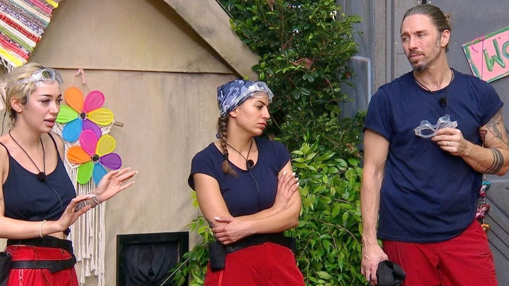 Gil Ofarim (r.) muss bei der 19. Dschungelcamp-Staffel mit Eva Benetatou und Ariel Hedinger (l.) zur Dschungelprüfung "Kotzella-Festival" antreten.