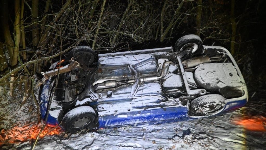 Auf der L 196 bei Zeitz kam ein Fahrer in der Nacht zum Montag von der Straße ab. Er blieb unverletzt, es entstand Blechschaden.