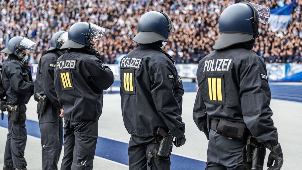 Nach den Zusammenstößen beim Schalke-Spiel geht der Konflikt zwischen Fans und Polizei weiter. (Archivbild)