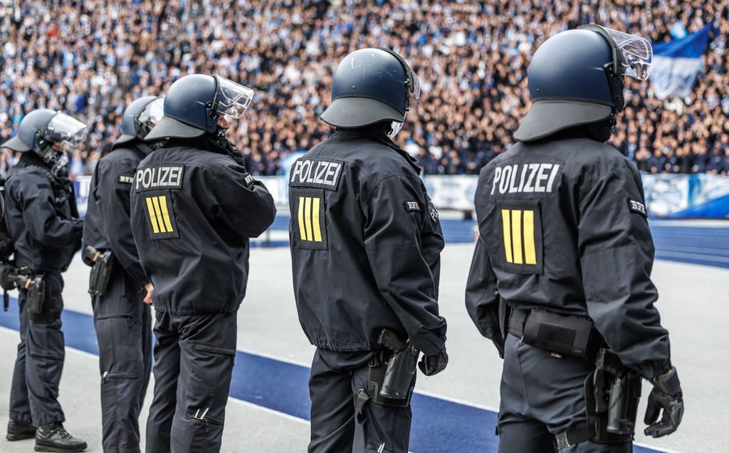 Nach den Zusammenstößen beim Schalke-Spiel geht der Konflikt zwischen Fans und Polizei weiter. (Archivbild)
