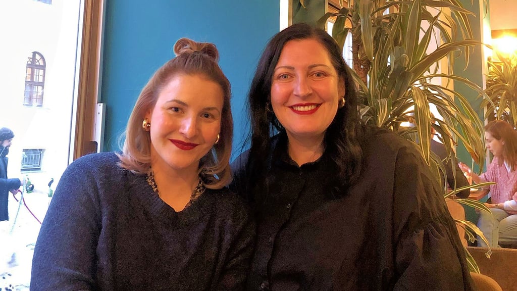 Laura Böckelmann und Julia Korup, die beiden Frauen hinter „Prosecco & Provinz“, lachen, plaudern und zeigen die Freude, die sie in ihren Podcast und in ihre Arbeit mit Hörerinnen stecken. 