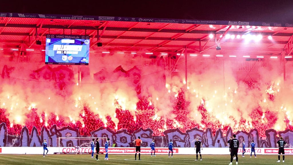Mit Pyrotechnik brachten sich Magdeburger Fans in Stimmung. In der Halbzeitpause flogen dann Steine.