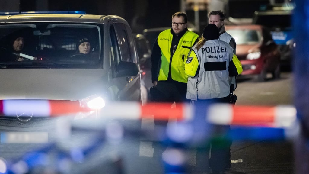 Die Polizei war nach Schüssen in Berlin-Tiergarten am Abend mit einem Großaufgebt im Einsatz.