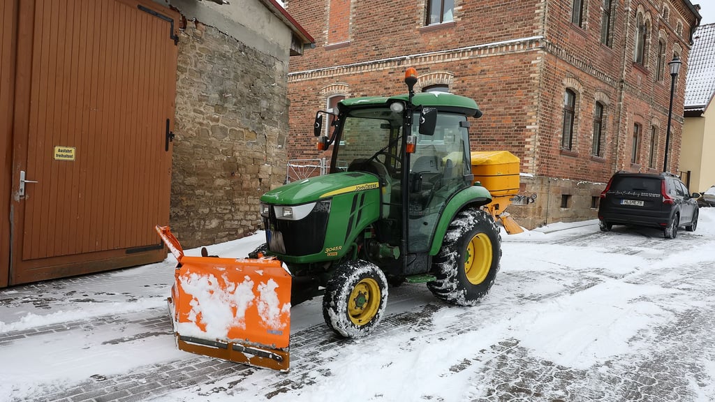 Die Ortschaften waren gut gerüstet. Überall fuhren die Schneeräumer und sorgten für rutschfreies Vorankommen auf den Straßen.