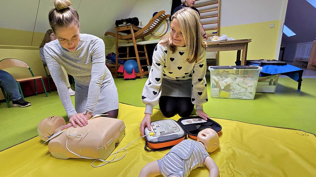 Linda Sommer (links) und Peggy Heidicker trainieren an den Übungspuppen die Erste Hilfe.