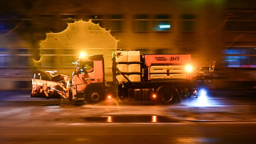 Streusalz sei vom starken Regen teilweise von den Fahrbahnen gespült worden, teilte die BSR mit.