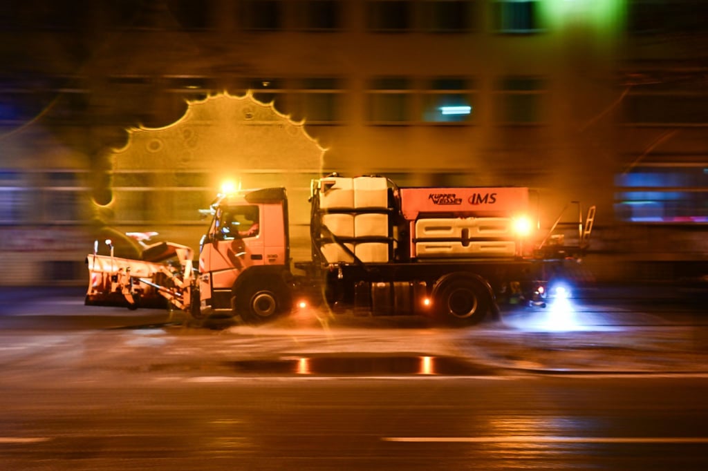 Streusalz sei vom starken Regen teilweise von den Fahrbahnen gespült worden, teilte die BSR mit.