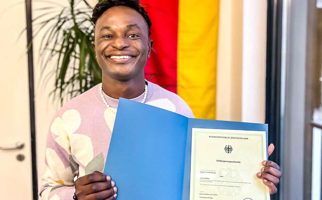 Dieses Bild mit seiner Einbürgerungsurkunde veröffentlichte Adetayo Manuwa Ende 2025 im Internet.