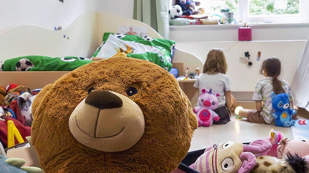 Wenn Heime Kinder nach einem Klinikaufenthalt nicht mehr aufnehmen, landen sie wie „gestrandet“ in der Jugendpsychiatrie – 15 solcher Einzelschicksale zählt Chefarzt Gunter Vulturius in Merseburg pro Jahr. 