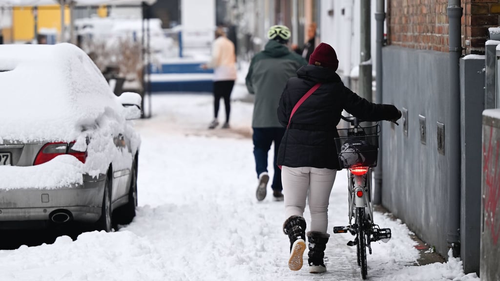 Der Winter zeigt sich in Sachsen-Anhalt hartnäckig. Glätte und Schnee bleiben die ganze Woche bestehen.